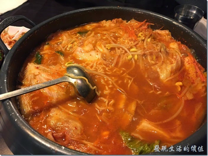 台北-紅通通韓國平價料理。天涼了！就是要吃這種熱騰騰的鍋物【部隊鍋】。