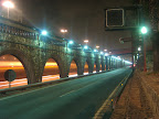 straße mit verkehr auf gegenseite