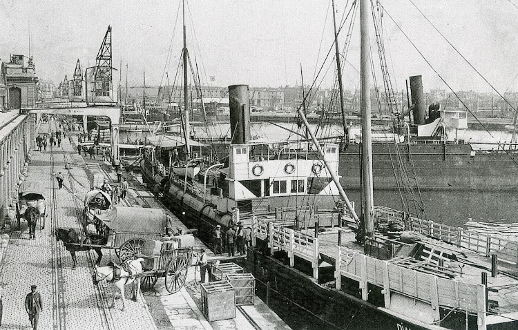 Puerto de Barcelona. Ca. 1906-1912. El vapor DIANA con el puente ya modificado. Foto del libro ¿España Neutral La Marina Mercante Española en la I Guerra Mundial.jpg