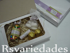 Caixa especial 1 
    : R$ 3,00 unid vazia (min. 20 unids). 
    : R$14,00 unid (min. 14 unids). 
    : Medidas - 16x12x3,5 cm. 
    : Conteúdo - vidrinho com confeti, 2 trufas, balinha personalizada, saquinho contendo 5 amêndoas.