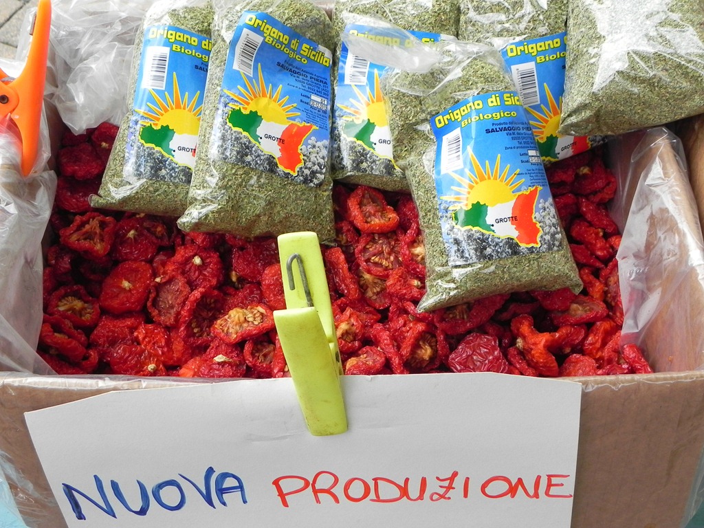 [il-mercato-24.jpg&description=Il Mercato-Parte Uno (The Market)')]
