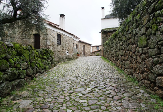 Belmonte - rua ao redor do castelo 1