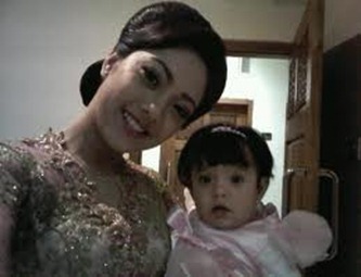 Dea Tungga Dewi and Daughter