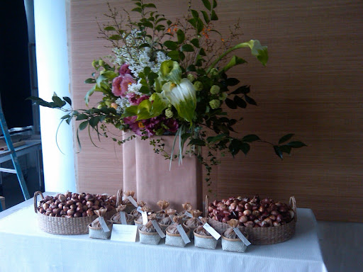 This is one of the arrangement options for the favor table. Isn't it gorgeous?