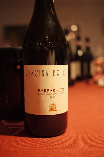 Barbaresco 2007酒莊：Cascina Bruciata葡萄：Nebbiolo產區：Barbaresco DOCG. 單一產區Rio Sordo cru耕作面積：約1.2公頃年產量：6000瓶terroir:面南與西南向的葡萄園，有著40年的老藤部份， 葡萄去梗後輕微壓榨取汁，浸皮12天同時在30度溫控下不使用酵母發酵，爾後在部份全新部份使用一年的大型酒桶中陳年24個月試飲：該批葡萄為現任莊主祖父栽種，深深地在Rio Sordo這個單一莊園中扎根並吸取著美好的養分，有著標準Barbaresco風格紅莓表現，並確實表現該釀酒師風格，較為甜美的她已有圓潤的口感可飲用，雖還有些酒精出現但爾後出現的微土地氣息相當美好