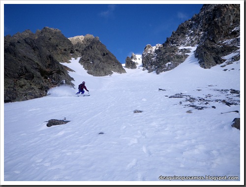 Canal Central SO 200m 50º con esquis (Pico de la Montañeta 2552m, Benasque, Pirineos) (Isra) 3379