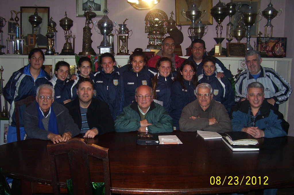 [jugadoras%2520de%2520selecci%25C3%25B3n%2520con%2520directiva%255B4%255D.jpg]