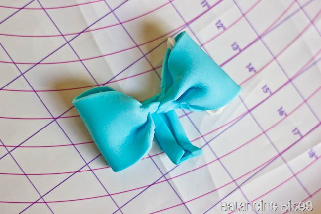 [How%2520to%2520make%2520a%2520fondant%2520or%2520gum%2520paste%2520bow%2520by%2520Balancing%2520Bites%2520%252822%2520of%252023%2529%255B3%255D.jpg]
