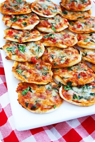 Make Your Own Mini Pizzas + Homemade Pizza Dough – Mini pizzas on homemade thin crust dough + tons of topping ideas! | thecomfortofcooking.com