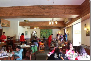 花蓮-理想大地渡假村-里拉西餐廳內的裝潢也是採白牆與原木的色系裝潢。