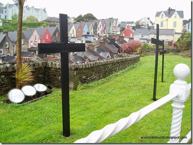 Cobh. Cruces y Casitas de colores frente a la Catedral - P5050907