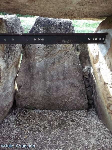 [Interior-del-dolmen-de-Eguilaz---lav%255B1%255D.jpg]