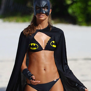 Fernanda-Uesler-in-Batman-Bikini-on-Halloween-2014--03.jpg