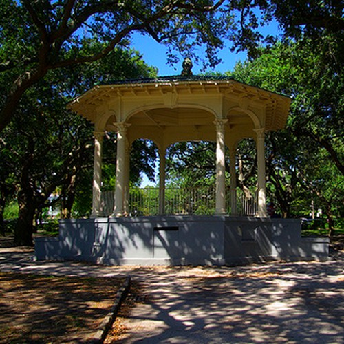 White Point Gardens: In the middle of this public park rests a gazebo perfect for smaller weddings. It's situated right on the water, so you're ensured pretty harbor views. White Point Gardens: In the middle of this public park rests a gazebo perfect for smaller weddings. It's situated right on the water, so you're ensured pretty harbor views.