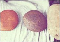 pedras para mutilar seios