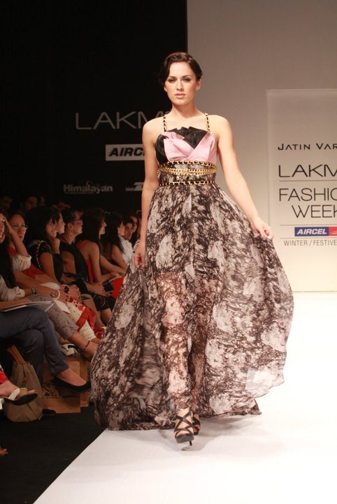 [Jatin%2520Verma%2527s%2520%2520collection%2520at%2520Day%25201%2520-%2520LFW%2520Winter%2520Festive%25202011%2520%25283%2529%255B5%255D.jpg]