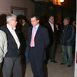 Alcalde departiendo con un visitante.