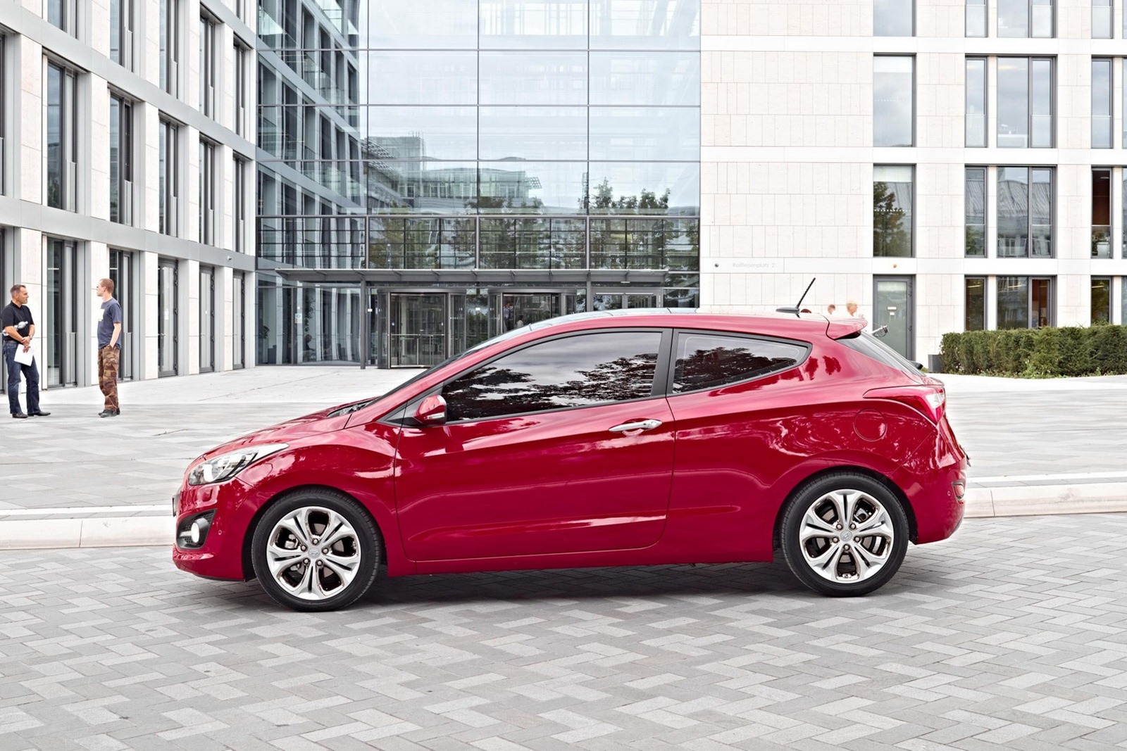 2013-Hyundai-i30-11[2].jpg