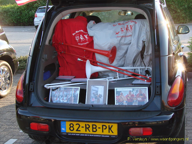Het Waardgangers kunstwerk tijden de PT Cruiser Tailgate (kofferbak show)