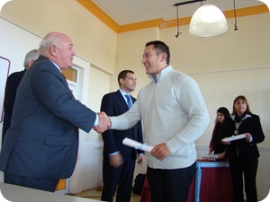 Rubén Hallú entrega certificado
