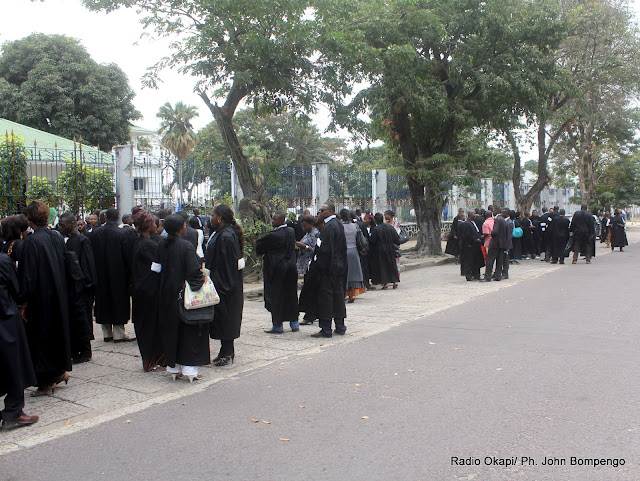 Des magistrats devant la primature, lors d’une marche de protestation contre leurs conditions de travail, mardi 30/09/2011 à Kinshasa. Radio Okapi/ Ph. John Bompengo