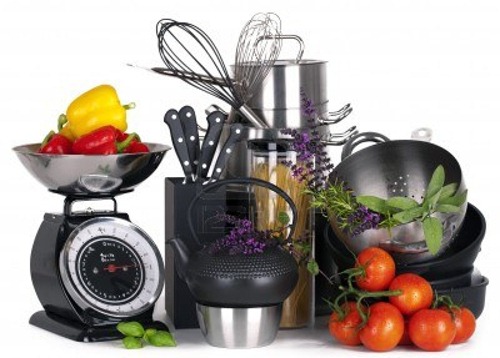 strumenti-di-cucina-in-acciaio-inox-pentola-pan-frullare-filo-su-sfondo-bianco strumenti-di-cucina-in-acciaio-inox-pentola-pan-frullare-filo-su-sfondo-bianco