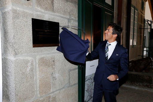 Secretário de Estado de Turismo descerra a placa.jpg