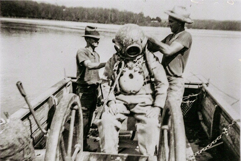 [diving-suit---Tim-Wray%255B4%255D.jpg]