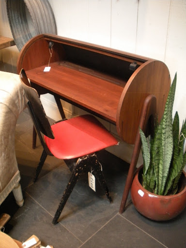 Such a modern design for this little roll-top desk; I'm thinking of Jude!