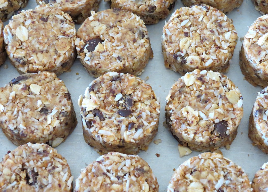 [No%2520Bake%2520Peanut%2520Butter%2520Chocolate%2520Energy%2520Bites%25203%255B4%255D.jpg]