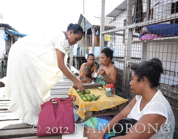 WOMEN BUYING AND SELLING BETELNUT