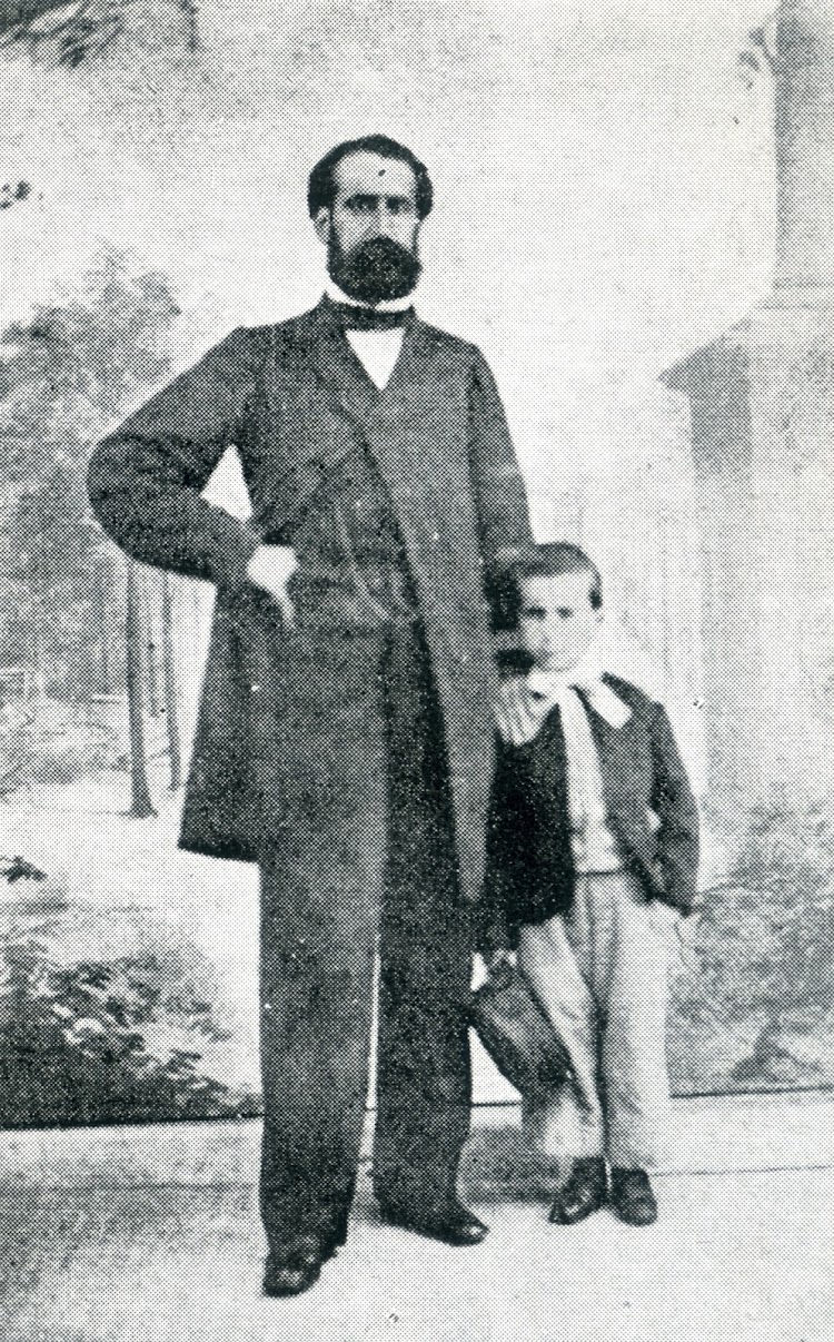 D. Valentin Lesmes Lavin del Campo y de la Cosa. En la foto con su hijo Gonzalo. Del libro CAPITANES DE CANTABRIA.jpg