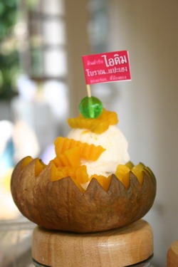 'ไอติมโบราณแปะเฮง' กะทิสดในกะลา อีกอาชีพอิสระที่น่าลอง 'ไอติมโบราณแปะเฮง' กะทิสดในกะลา อีกอาชีพอิสระ สร้างรายได้