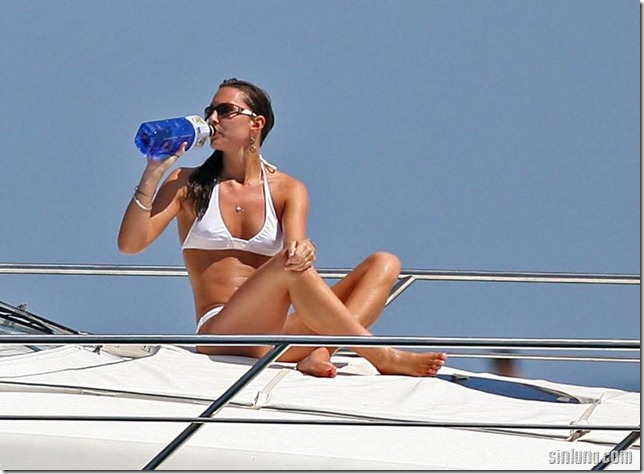 Pippa Middleton Topless Candid Photos, Takes Off White Bikini Top 8
