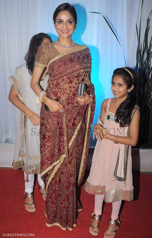[Madhoo_Shah_Maroon_Saree%255B4%255D.jpg]