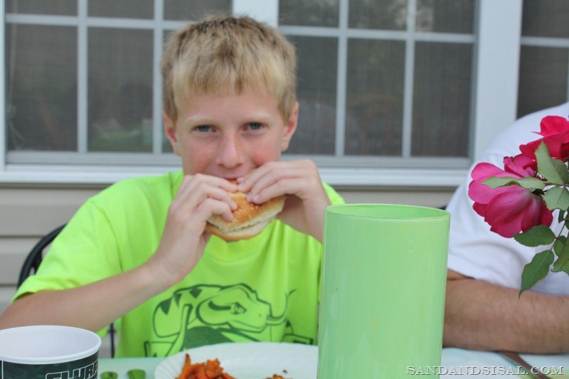 [kid%2520eating%2520crabcake%2520burger%2520%2528800x533%2529%255B13%255D.jpg]