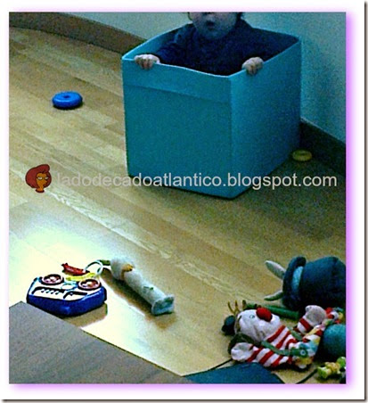 Miguel dentro da Caixinha! Foto do Miguel escondido dentro da caixa de brinquedos.