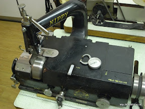 NIPPY製 革漉き機　革を一部薄くしたり、全体的に薄く漉いたり、これがないと始まらないくらい便利なものです。