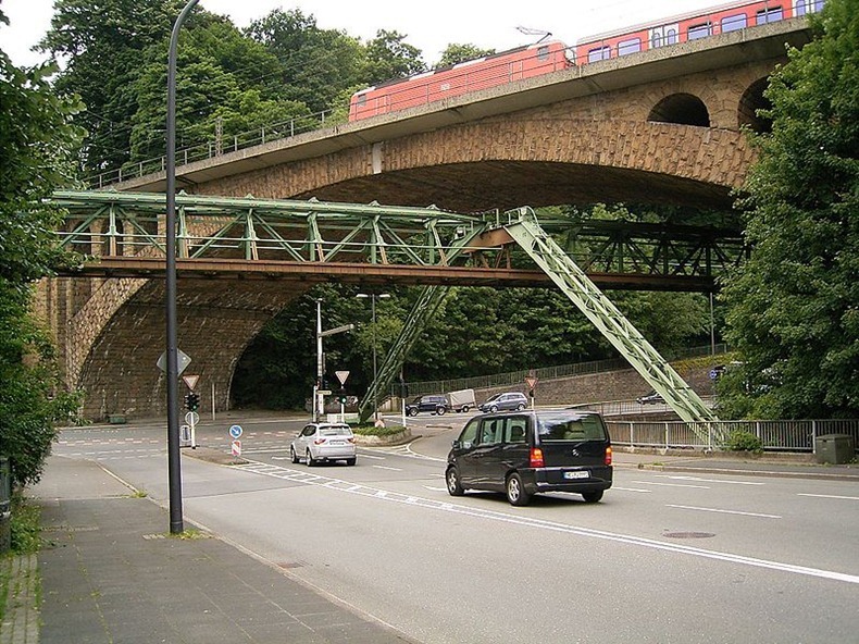فوبرتال شويبيبان» القطار المعلق في ألمانيا Wuppertaler-Schwebebahn-3%255B2%255D
