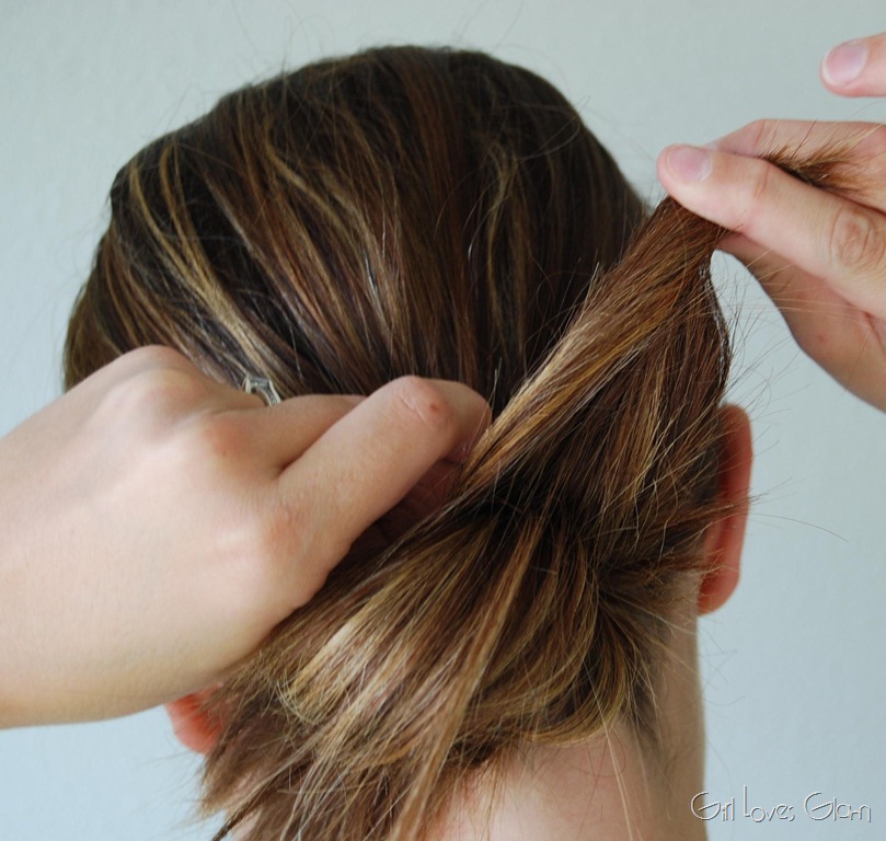 [messybun7%255B4%255D.jpg&description=Easy Messy Bun Tutorial')]