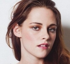 Kristen Stewart és Elizabeth Banks nagycipőben járja a világot Kristen Stewart és Elizabeth Banks nagycipőben járja a világot