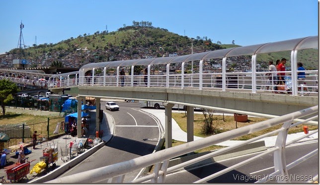 Passarela de integração entre a Estação do BRT e a estação de Metro Vicente Carvalho