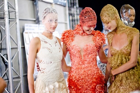 alexander-mcqueen-rtw-ss2012-candids-22_112345996150.jpg_carousel_parties