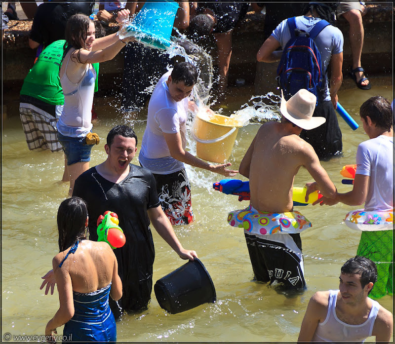il/Настоящее мочилово в центре Тель Авива (20110701 ta water war 056 6806)