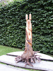Two towers 
Materiaal: prunus
Behandeling: lijnolie
Afmeting: 25x25x53cm
Achtergrondinformatie: Dit was een prunusstruik op zijn kop. Ik heb gekozen voor een vrije impressie van de Two Towers uit Lord of the Rings. De kleuren in de houtkern waren verbazingwekkend. Jammer dat de schors er in de tijd af zal gaan.