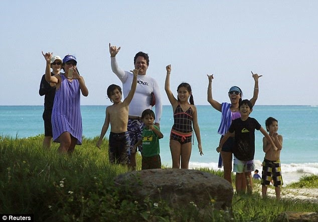 [waving%2520from%2520the%2520road%2520at%2520obama%255B3%255D.jpg]