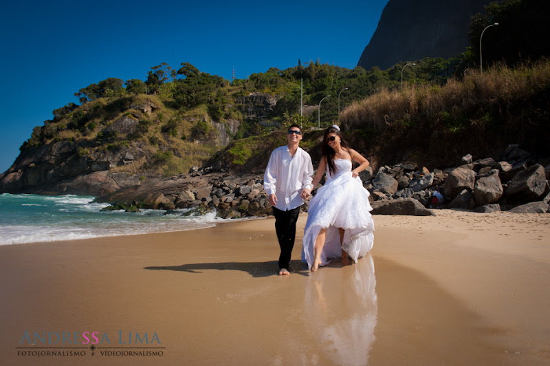 Fotos de Trash The Drass Caroline e Gabriel. Foto numero 19 do estudio L&D Producoes, do Rio de Janeiro, RJ. Andressa Lima e equipe fazem fotos de casamento (fotografias de casamentos), fotos de making-of (making of de noiva), fotos de eventos sociais, fotos de casal (ensaios fotograficos de e-session), videos de casamento (filmagem de casamentos), videos de making-of e videos de eventos sociais. Fotojornalismo e videojornalismo no Rio de Janeiro, RJ. Trash The Drass Caroline e Gabriel Praia de São Conrado fotos casamento rio janeiro fotografias casal rj foto eventos noiva ensaio fotografico noivos book modelos fotografos casamentos estudio para modelo