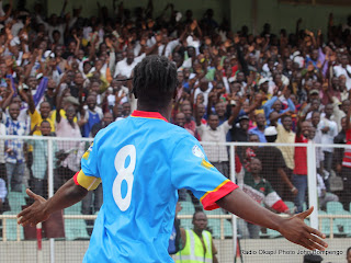L’attaquant congolais, Mabi Mputu Trésor, après avoir marqué le Premier but des léopards de la RDC (rouge bleu) contre les Sihlangu Semnikati du Swaziland (blanc) le 15/11/2011 au stade des martyrs à Kinshasa, la RDC gagne par 5-1. Radio Okapi/ Ph. John Bompengo
