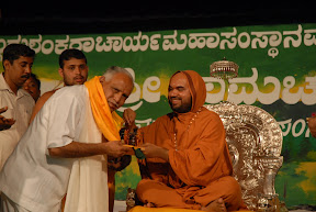 ಹೊಸನಗರ ಶ್ರೀ ರಾಮಚಂದ್ರಾಪುರ ಮಠಾದೀಶ ಶ್ರೀ ರಾಘವೇಶ್ವರ ಭಾರತಿ ಮಹಾಸ್ವಾಮೀಜಿಗಳೊಂದಿಗೆ