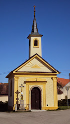 Obec Báňovice - Kaple - novorenesanční kaple z 2. poloviny 19. stol s hranolovou vížkou a jehlancovou střechou nad štítem.
Obec Báňovice má 106 obyvatel a rozkládá se na 479 ha. Nejstarší zmínka o obci je z roku 1327.